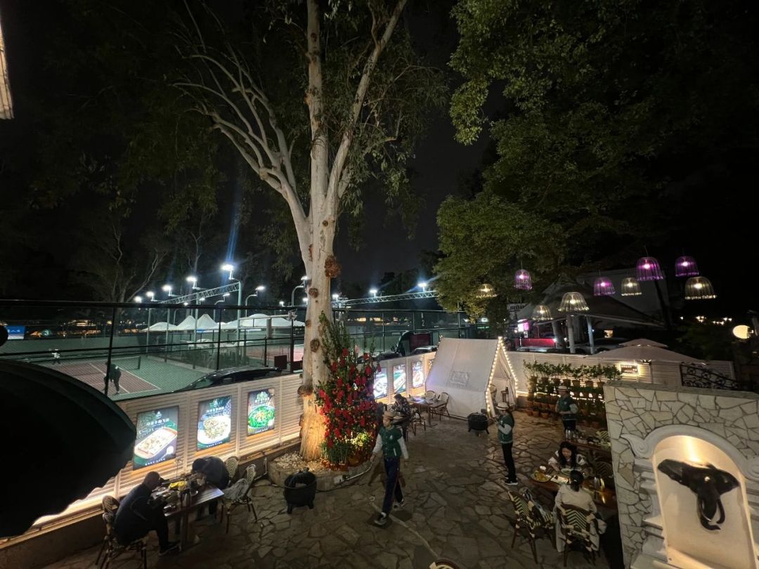 兰桂坊的观看位置会有树木遮挡