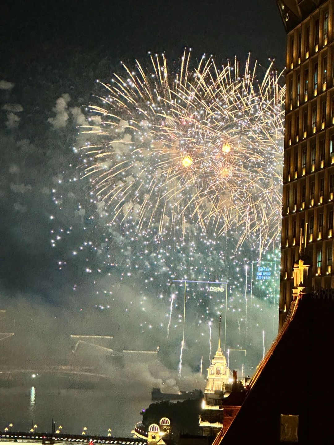 在杏荟旋转餐厅视角下的烟花效果也比较震撼。