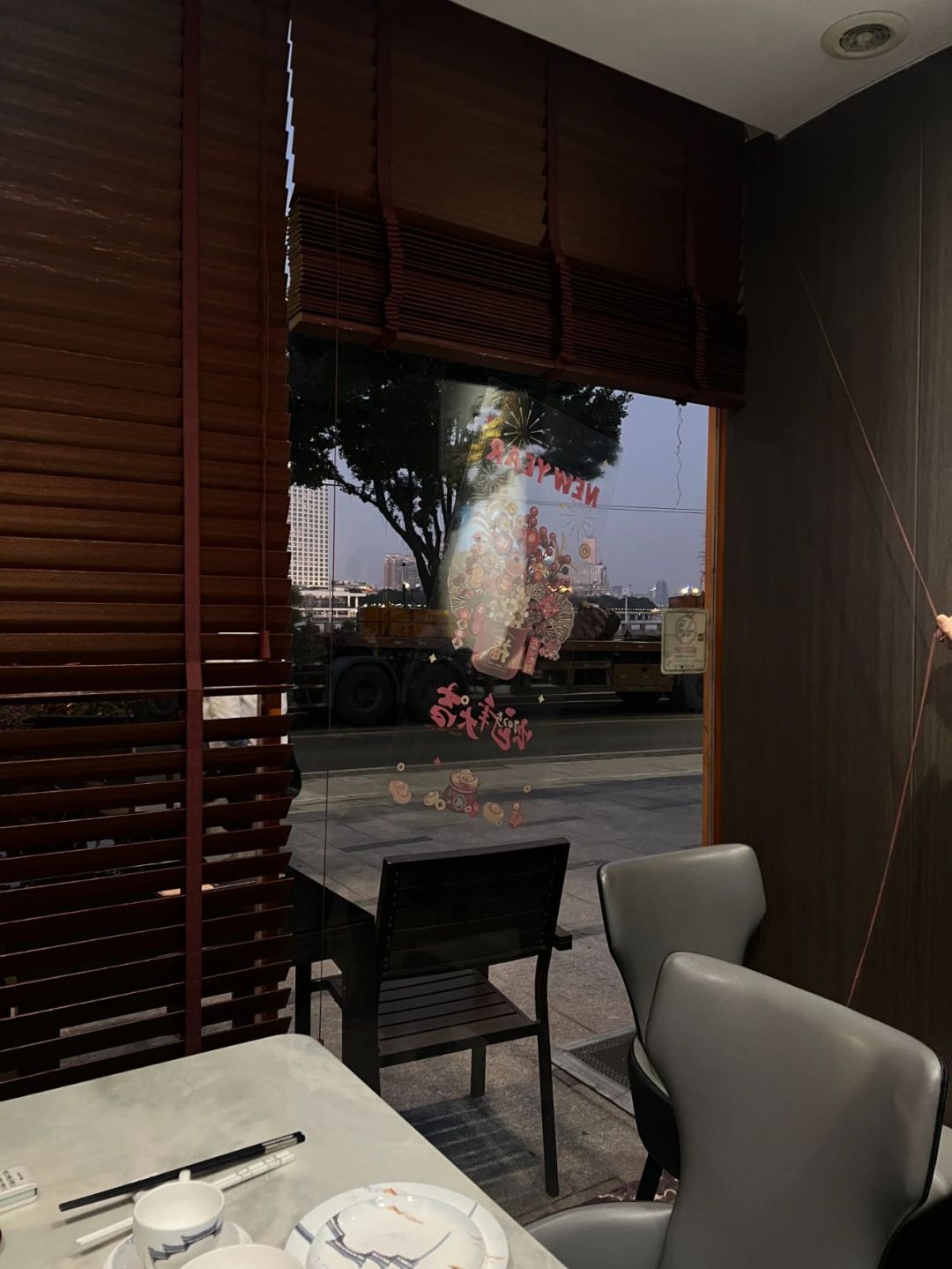 立白中心渡风亭私厨一楼与二楼的房间都能近距离看到烟花。