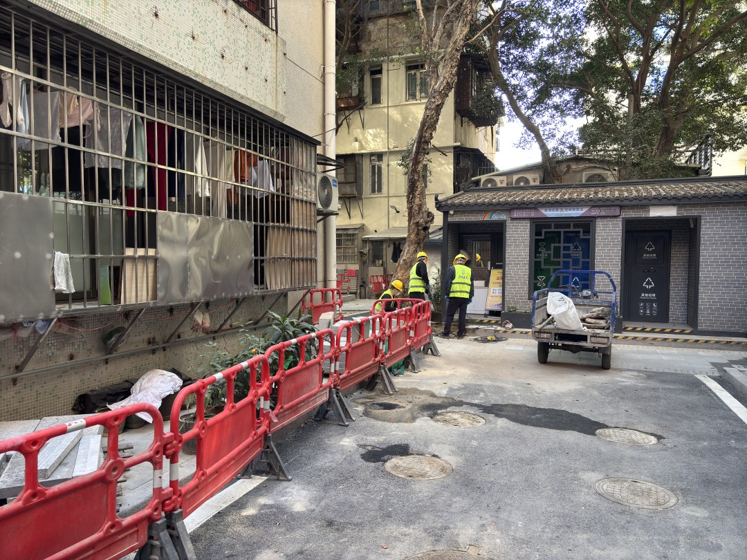 此前堆放在路中央的沙子已被移除