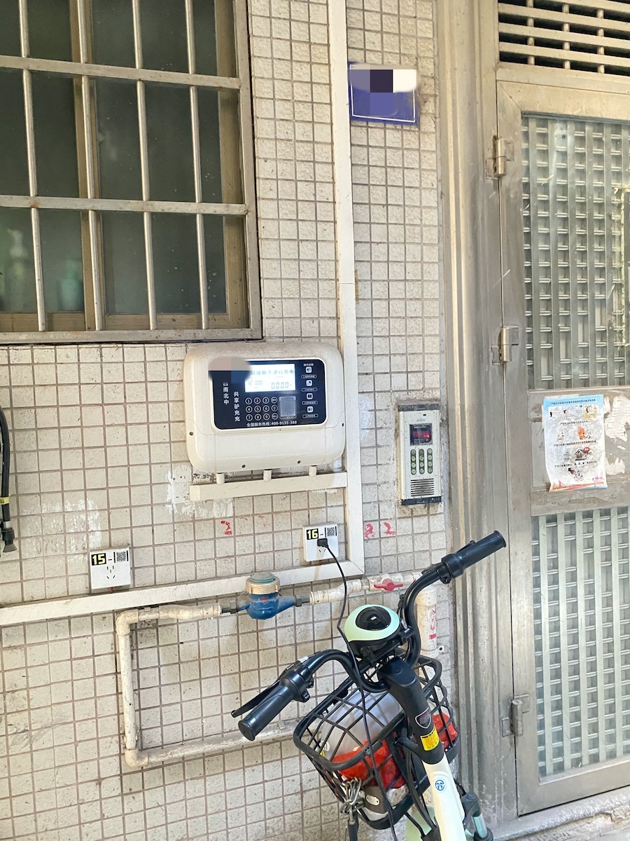 城中村内的电动自行车充电桩1_副本