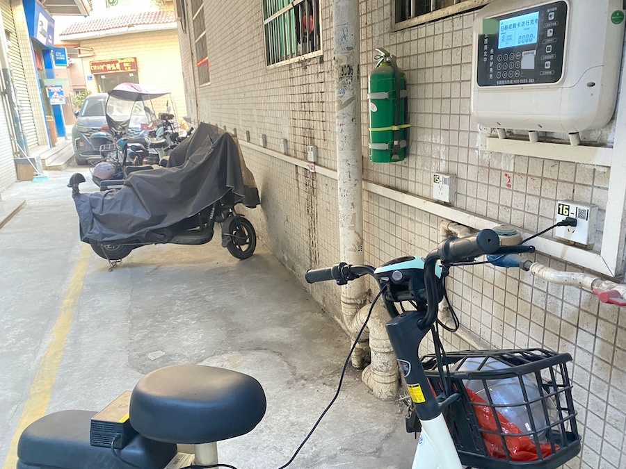 城中村内的电动自行车充电桩3_副本