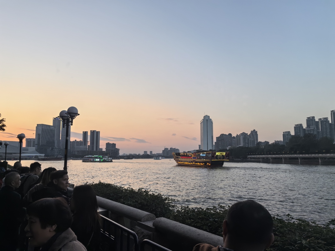 多艘观看烟花汇演的珠江游船已经陆续抵达江面