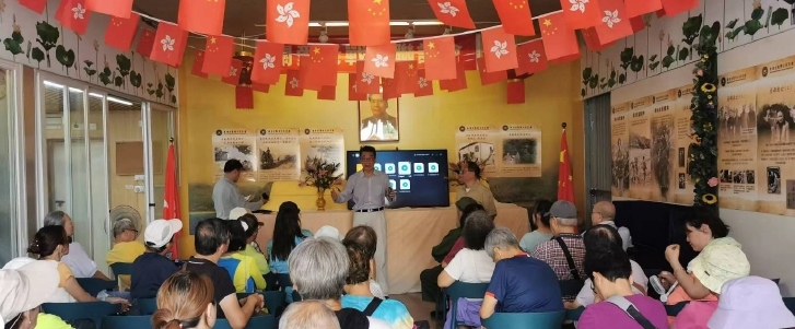 參觀團在紅花嶺抗戰教育基地聽取香港抗戰曆史研究會的老師講述當年香港抗日斗爭的曆史