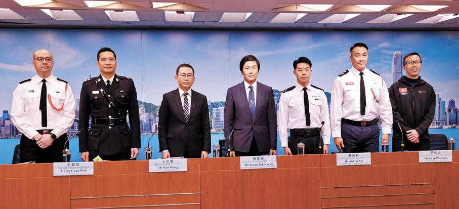 全國運動會香港賽區統籌辦公室主任楊德強聯同運輸署、香港海關、香港消防處、入境事務處、香港警務處和中國香港田徑總會代表舉行跨部門記者會。香港文匯報記者北山彥 攝