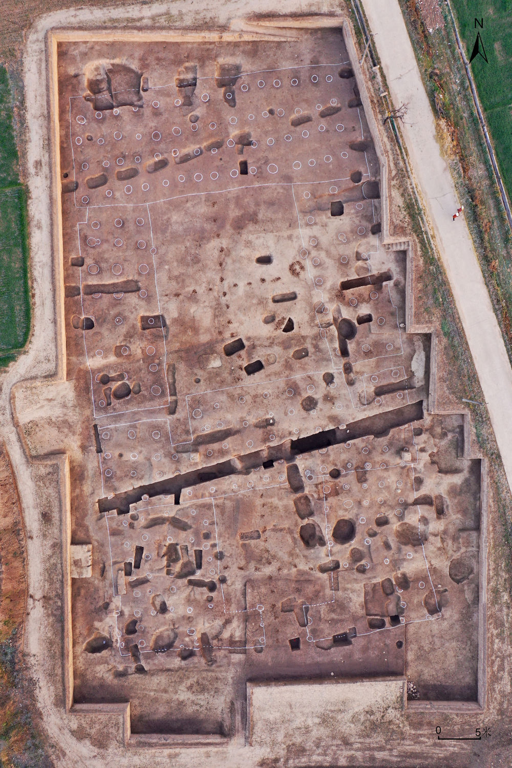 陕西宝鸡市周原遗址王家嘴一号建筑遗址(资料照片)。新华社发(考古杂志社供图)