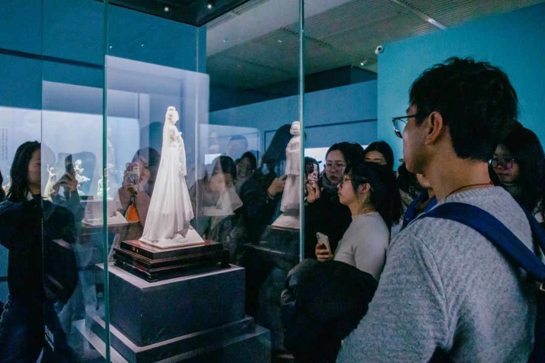 展览现场观众热情参观(图源:国家博物馆)