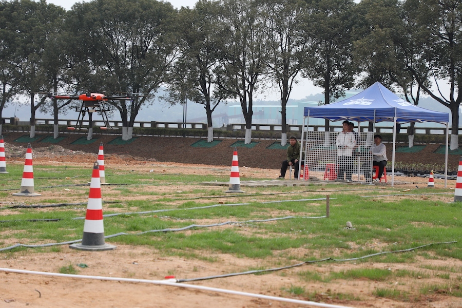 学员在训练场进行试飞训练4