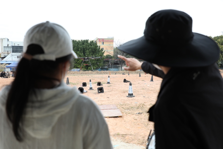 学员在训练场进行试飞训2