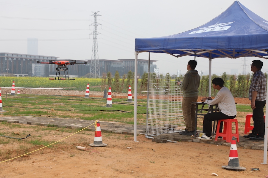 学员在训练场进行试飞训练1