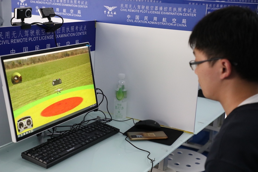 学员在进行模拟器飞行训练2