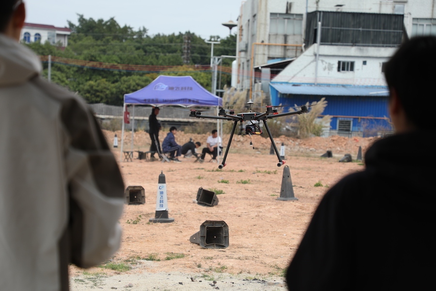 学员在训练场进行试飞训练3