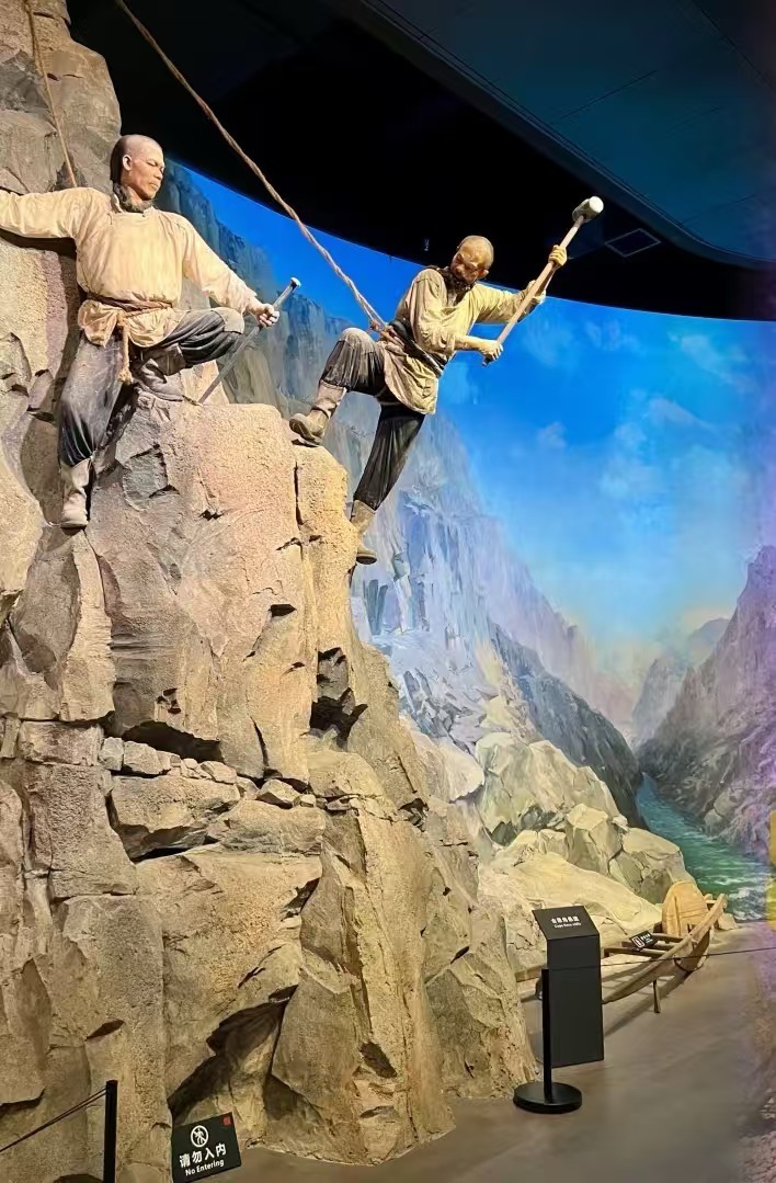 华工修剪铁路的场景