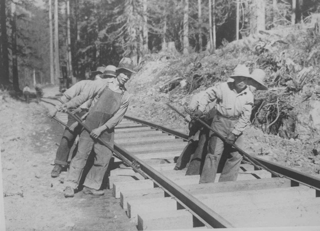 863年1月,世界上第一条跨洲铁路:美国横贯大陆铁路正式动工,图为华工修建铁路的历史图