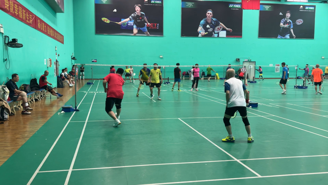荔湾区体育馆正正打羽毛球的市民
