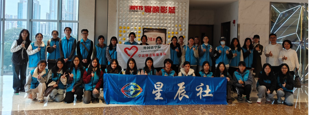 为活动保驾护航的志愿者们