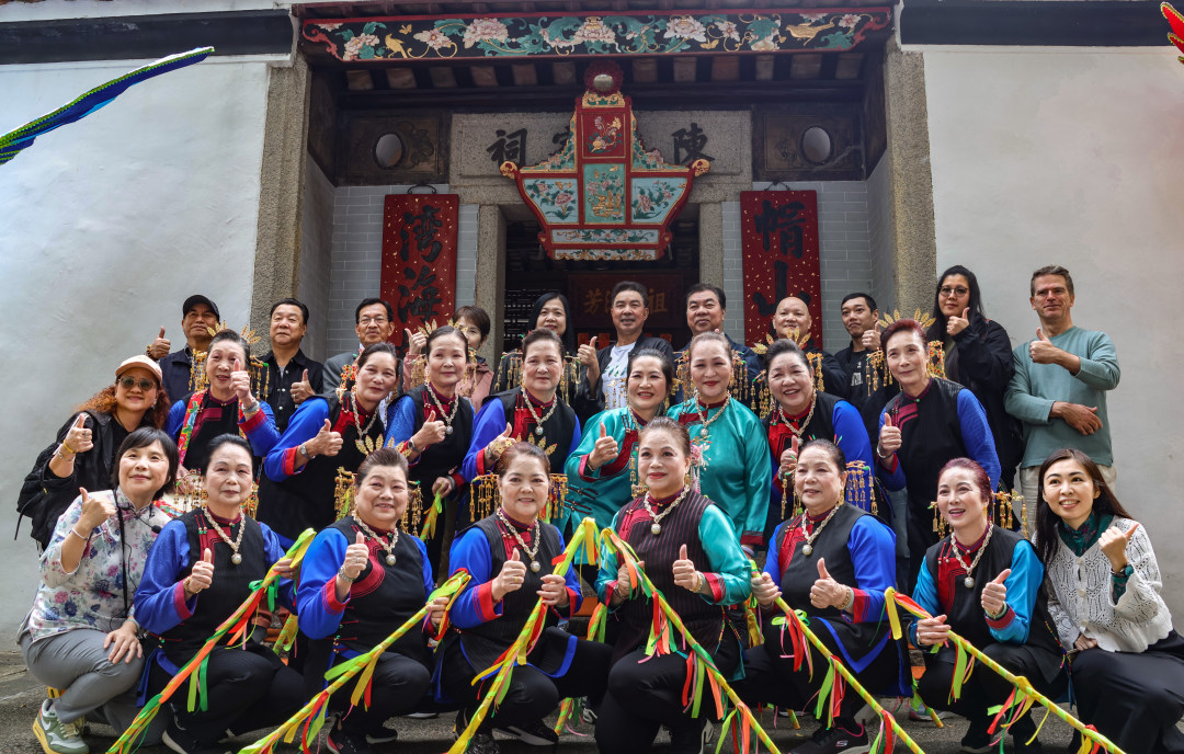 徐桂方和丈夫Keith与陆上行舟表演者合影