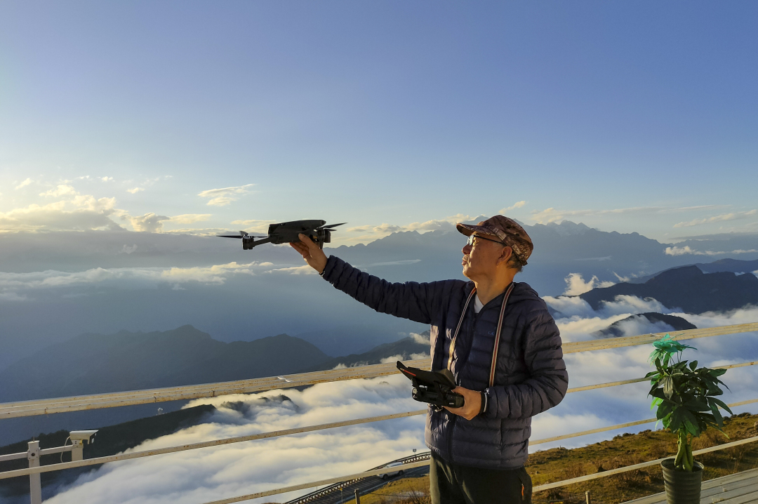 张庆华正在操作无人机 受访者供图.jpg 张庆华正在操作无人机 受访者供图.jpg
