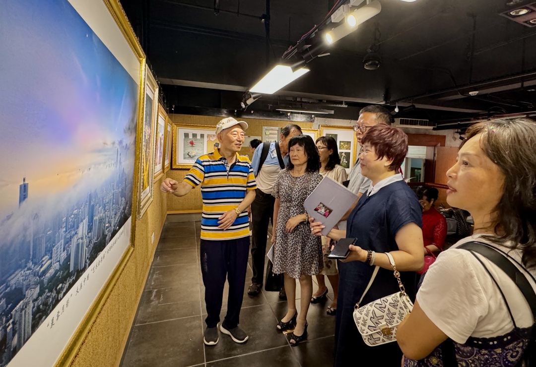 张庆华举办摄影展 受访者供图.jpg 张庆华举办摄影展 受访者供图.jpg