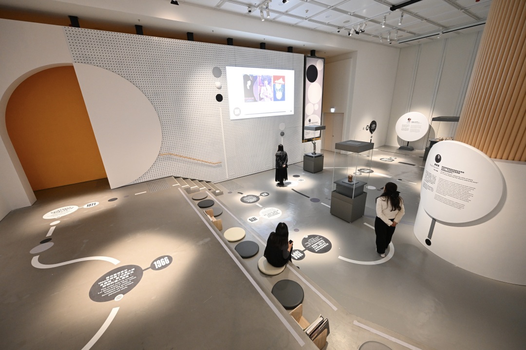 香港建築設計師蕭健偉與陳樹仁,夥拍平面設計師唐承剛為展覽精心設計的獨特空間,讓觀眾透過投影及互動方式發掘過去的經典瞬間和藝術家軼事,認識香港藝術的發展和演變。