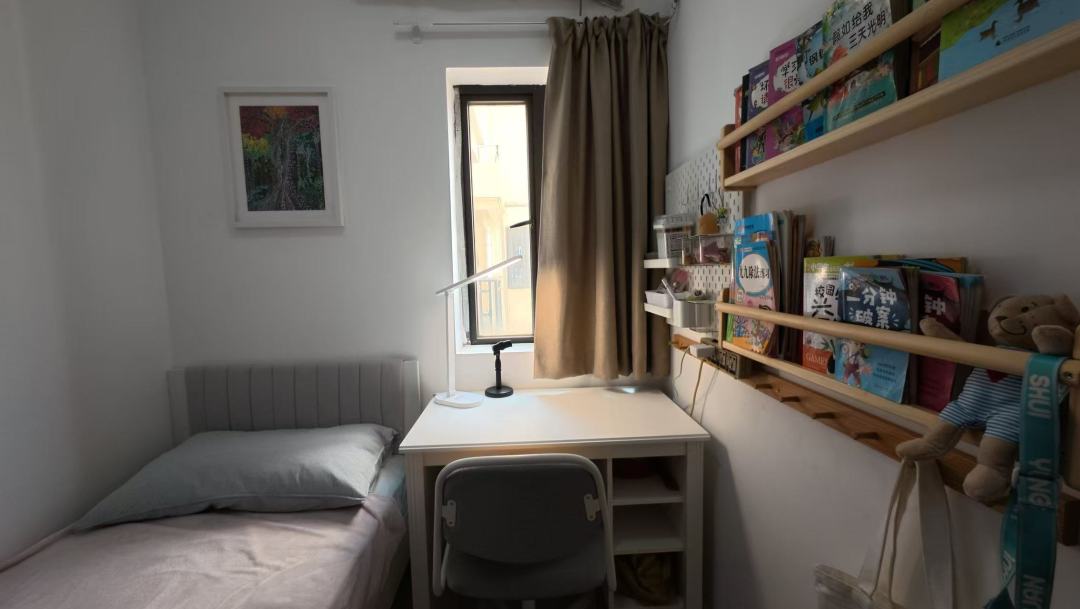 小茵房间改造后整洁漂亮,墙上收纳释放不少空间,配置了书桌也方便她学习。