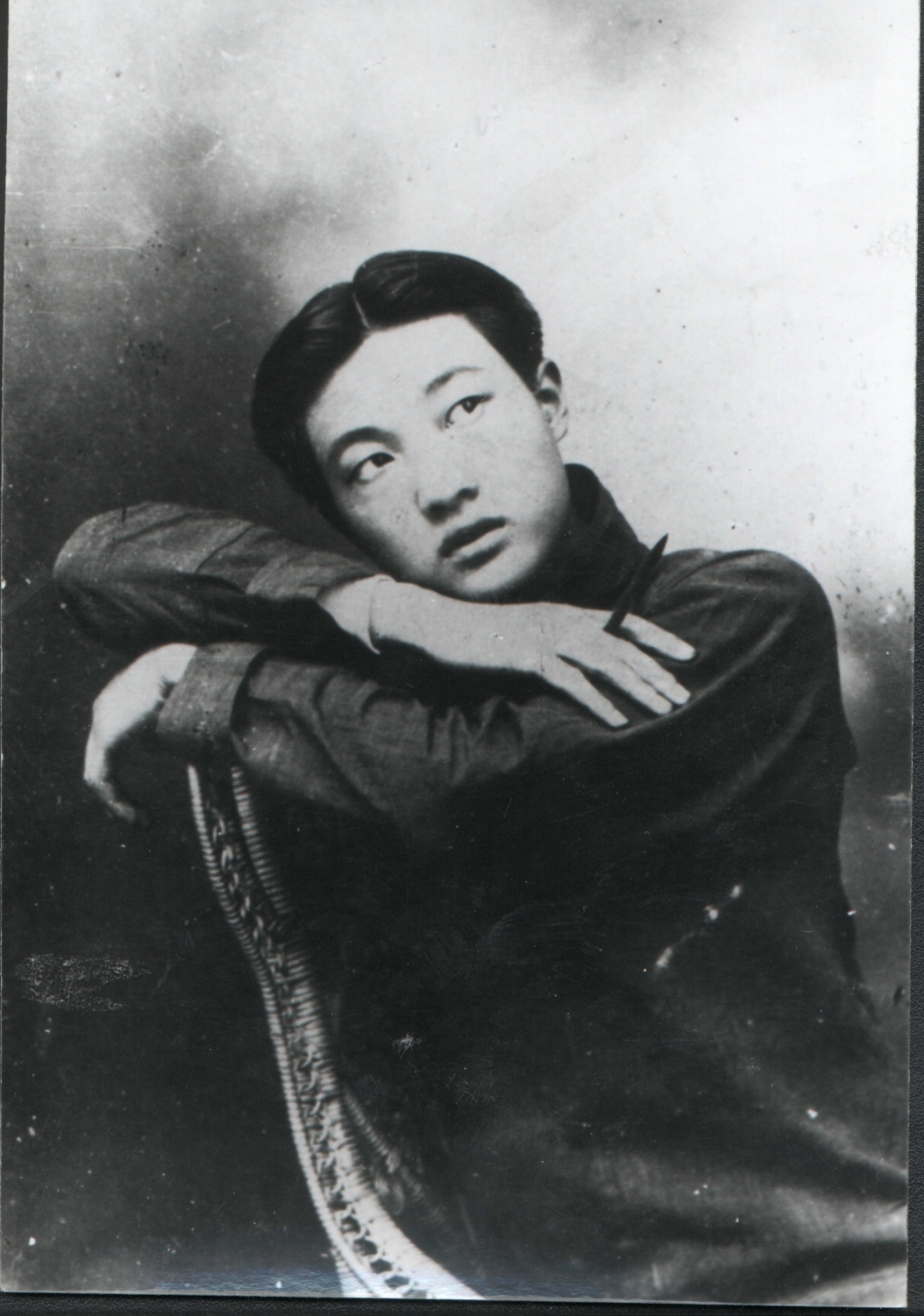 5.徐悲鸿19岁时在上海留影