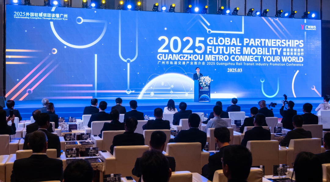 庄小龙-34国驻穗领事官员体验搭乘广州地铁，点赞-NEP1_20250324_C00413572514