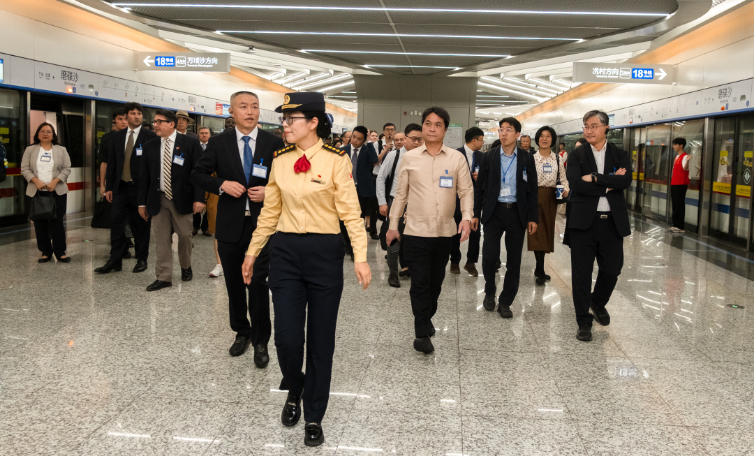 庄小龙-34国驻穗领事官员体验搭乘广州地铁，点赞-NEP1_20250324_C00413572500