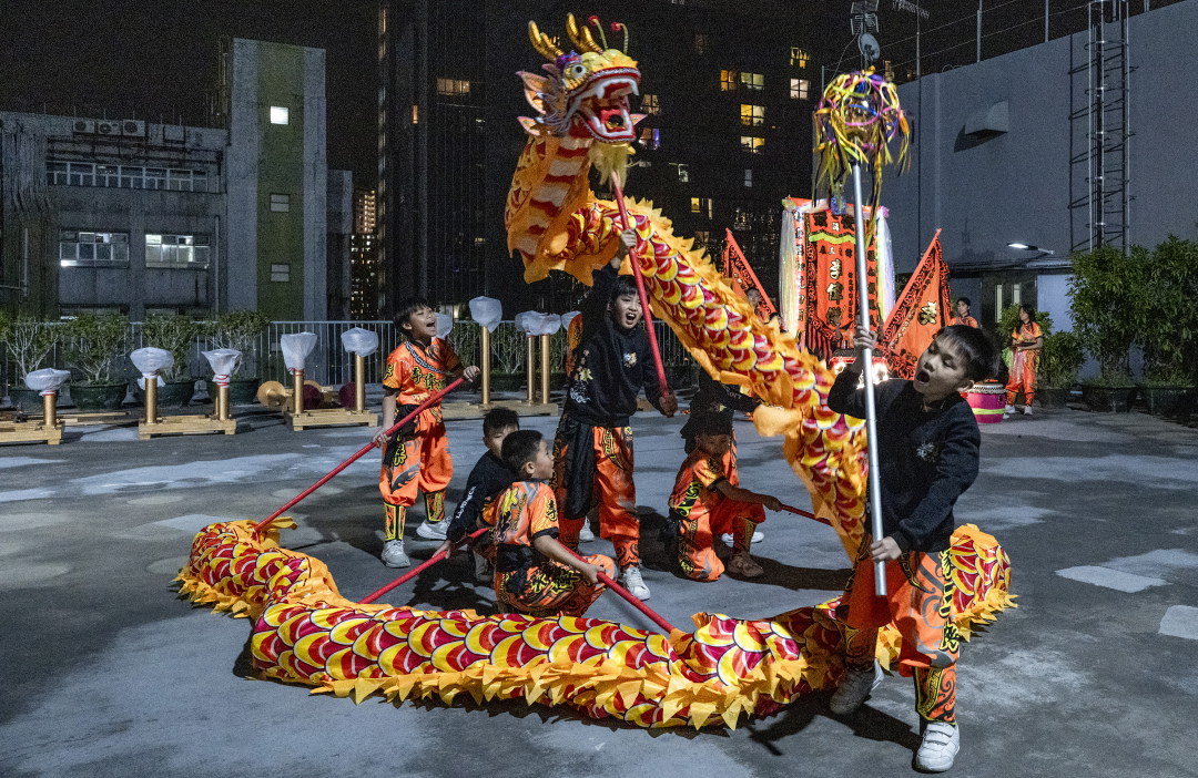 學生在表演舞龍