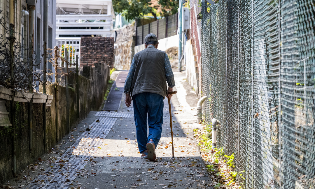 湛貴勝回家要走一段斜坡(1)