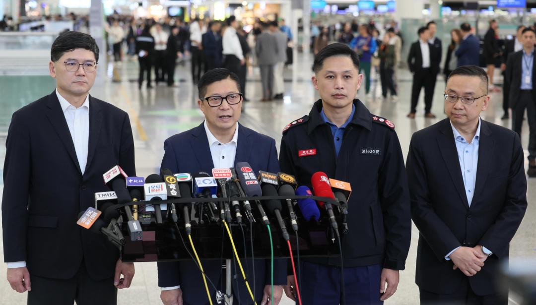 保安局局長鄧炳強(左二)、入境事務處處長郭俊峯(右一)、消防處處長楊恩健(右二)和醫院管理局行政總裁高拔陞醫生(左一)。