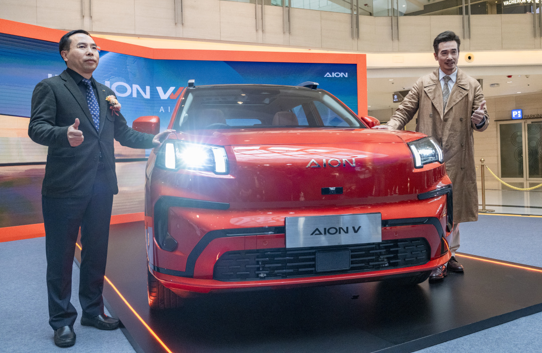 陳豪(右)出席新車發佈會