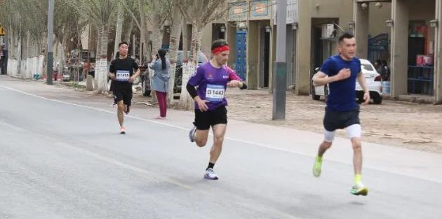 选手在赛道上奔跑。吐鲁番市融媒体中心