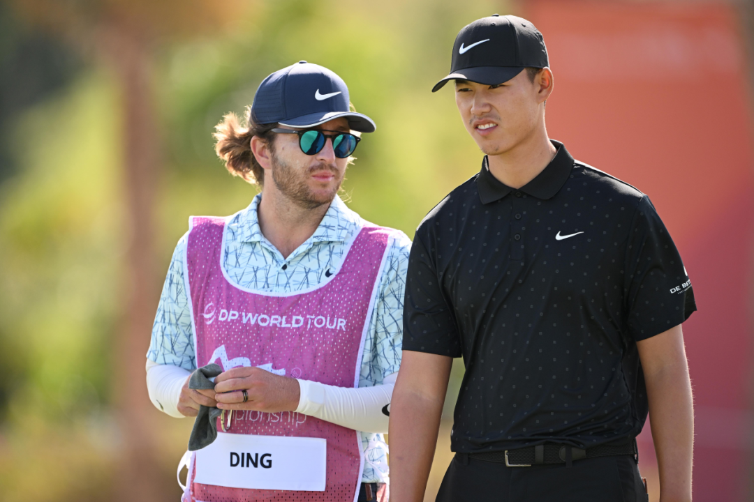 丁文一(右)和他的球童