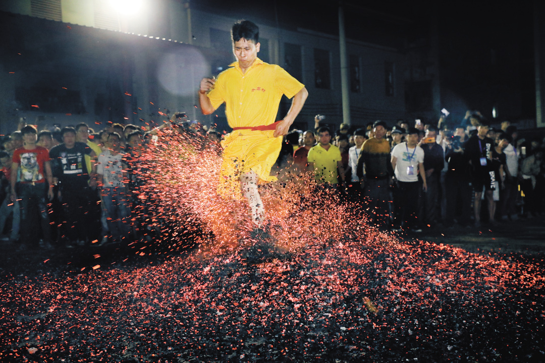 水店村“下火海”仪式上,村民从火堆中冲过-FZ102813632408