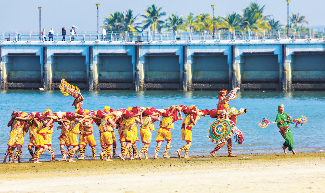 -赤坎金沙湾上演精彩人龙舞表演。 记者 张-FZ102813632223