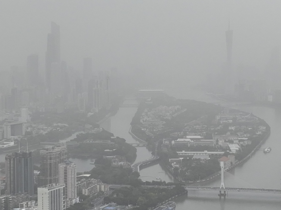4月13日下午,受到沙尘天气影响,广州市能见度低