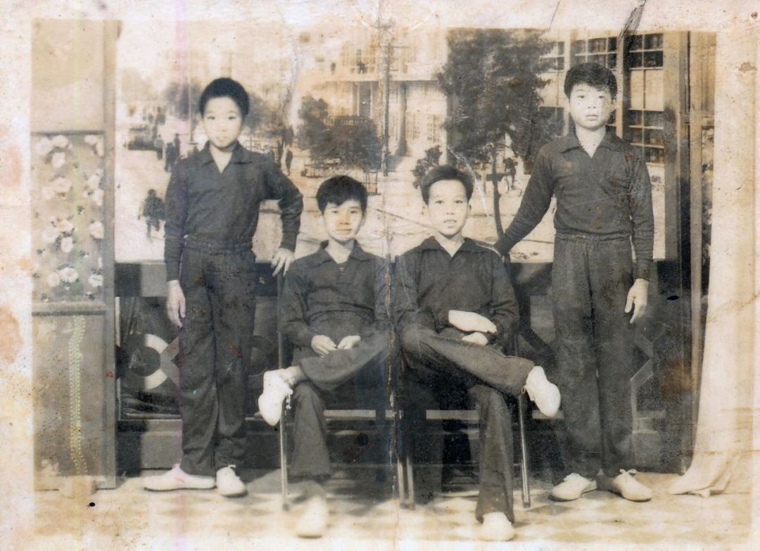 少年时的欧凯明(右一)与同伴们