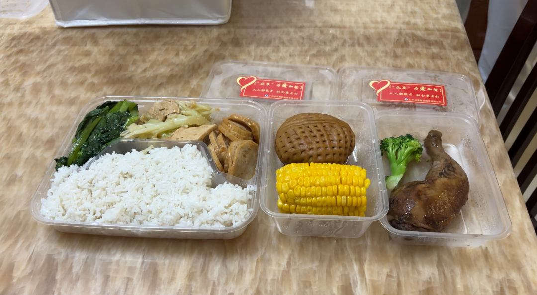 右边的饭盒为企业为社区老人捐赠的加一餐服务