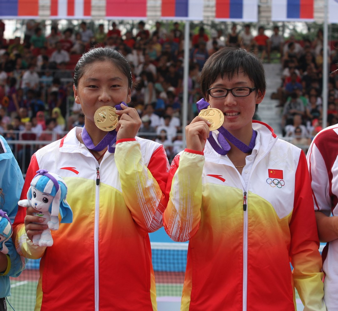 821 郑赛赛(右)和唐好辰如愿摘得女子网球双打金牌。 特派记者 孙嘉晖 本报新加坡数码传真