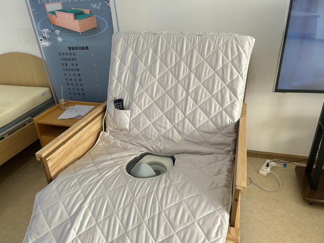 床保姆护理机器人能够实现在床上如厕、自动清洗 Large.jpeg 床保姆护理机器人能够实现在床上如厕、自动清洗 Large.jpeg