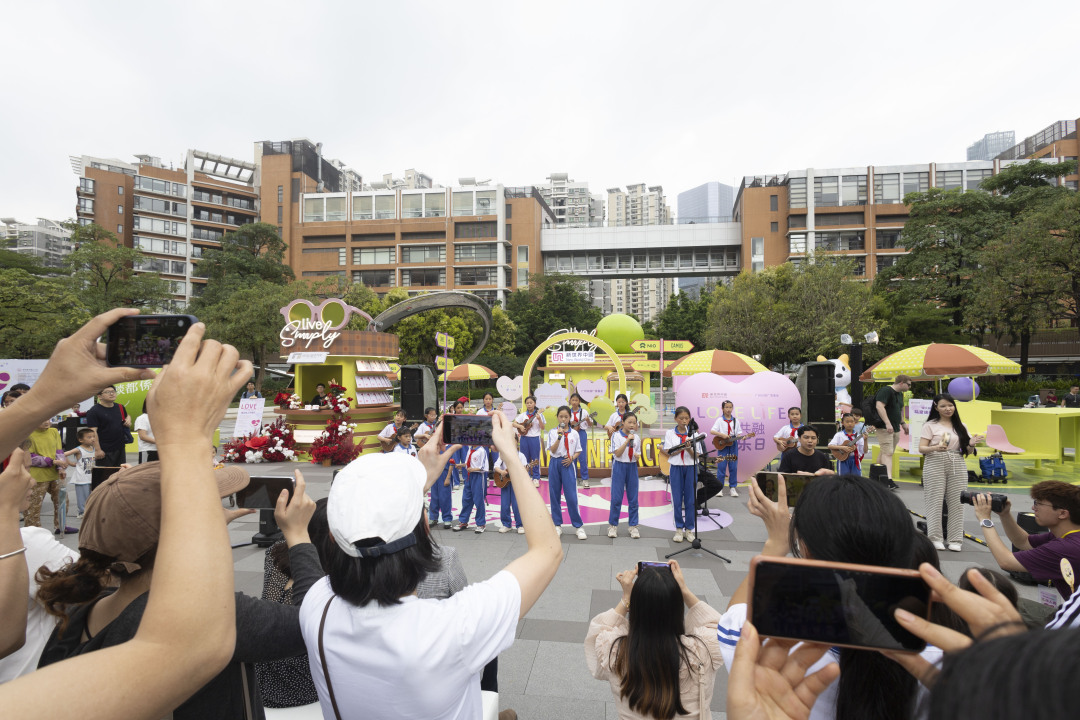 “唱响美丽乡村”艺术营的歌唱,吸引了许多人驻足欣赏