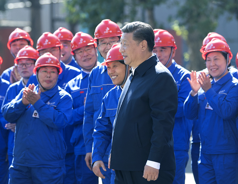 2018年9月26日,在中国一重集团,习近平总书记走到工人中间,同大家亲切交流。