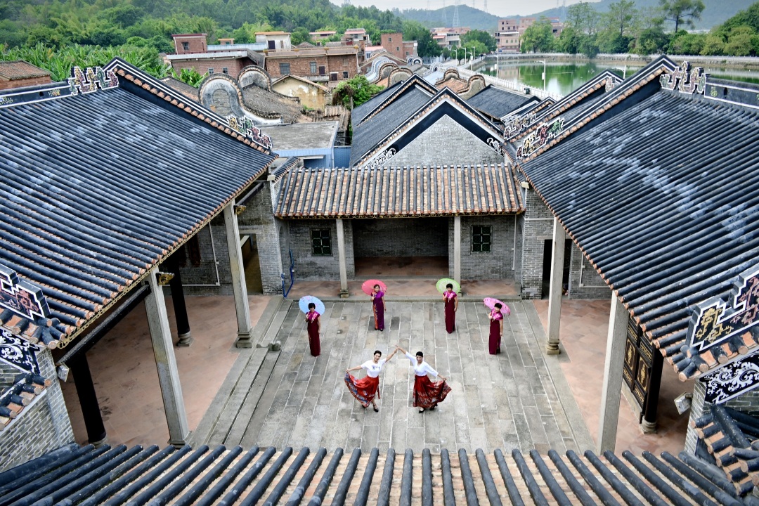 古村古装,旗袍秀+边娜.jpg 古村古装,旗袍秀+边娜.jpg