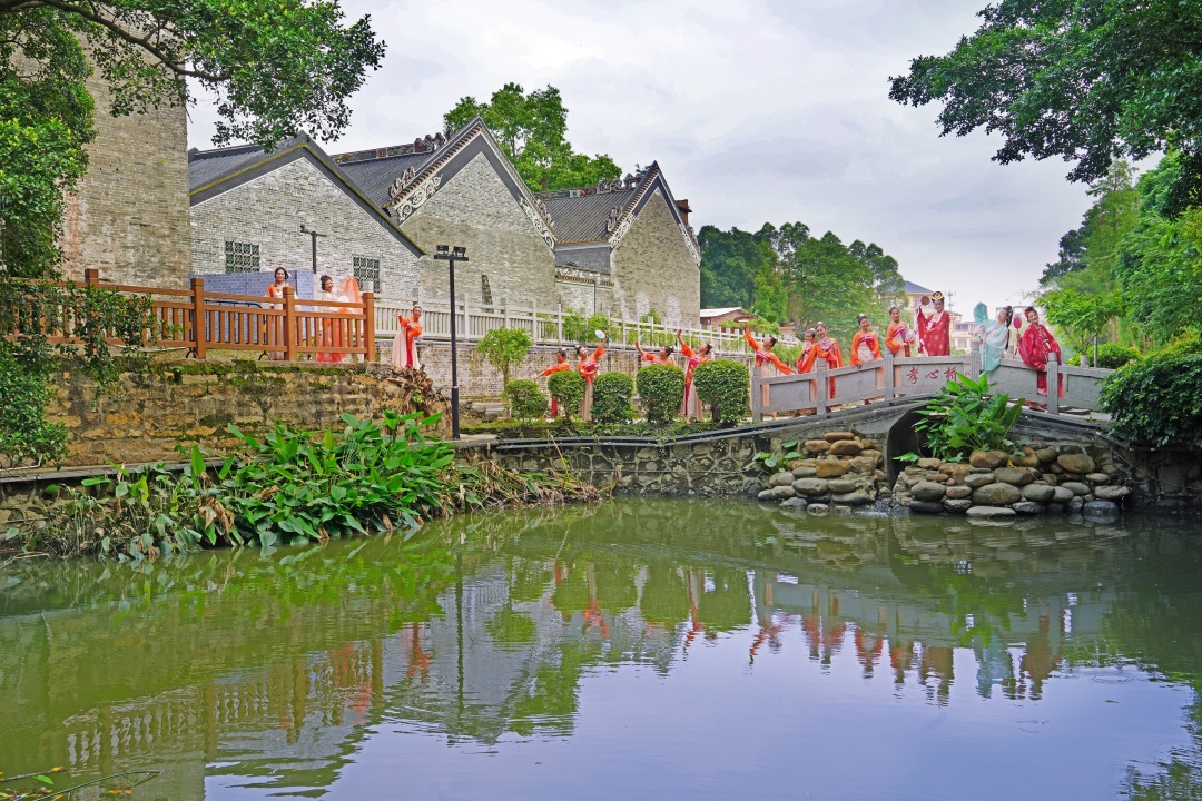 《古村丽人行》马心欢.jpg 《古村丽人行》马心欢.jpg