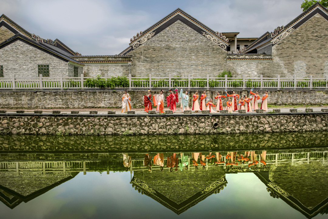 《古村新颜》邓炳新.jpg 《古村新颜》邓炳新.jpg