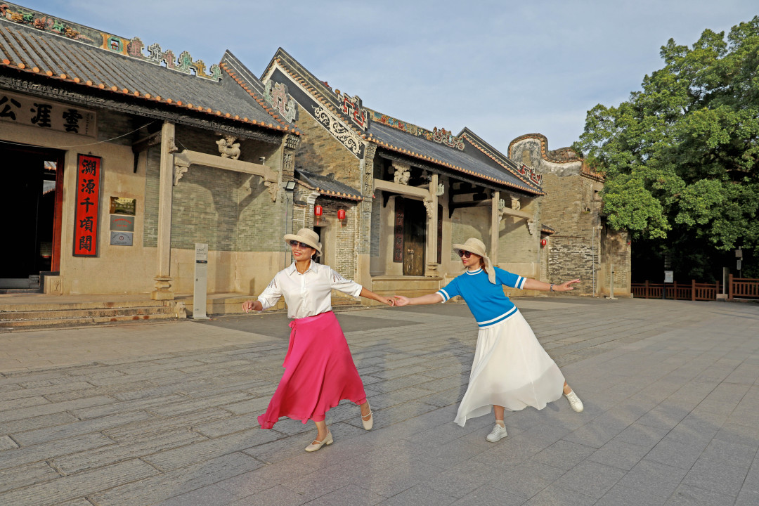 《情不自禁》何秀银.jpg 《情不自禁》何秀银.jpg