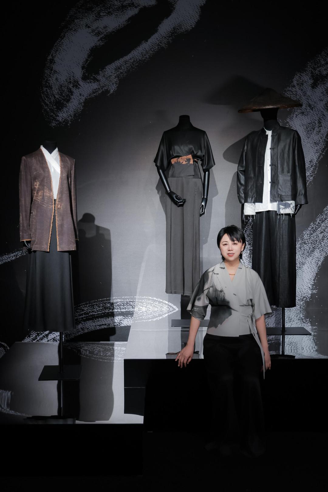 邢莉莉與她的作品《香雲墨痕》服裝設計系列