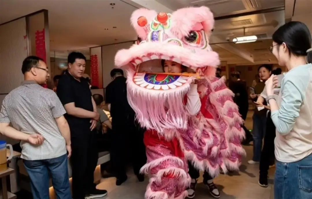 舞狮表演.jpeg 舞狮表演.jpeg