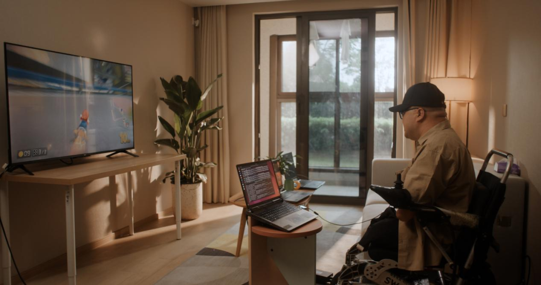 受试者术后一个月脑控玩赛车游戏